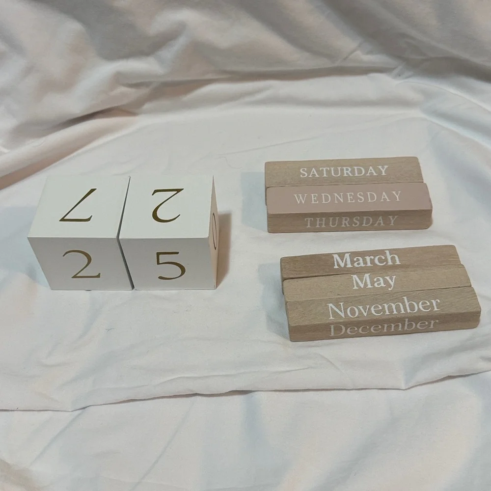 NWOT Rustic Cream Colored Wooden Calendar Mail Organizer - Picture 3 of 9
